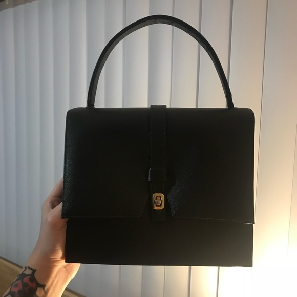 Vintage black structured purse with gold clasp. Good condition - Picture 2 of 4